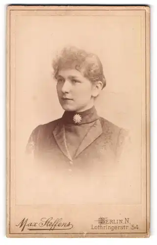 Fotografie Max Steffens, Berlin-N, Portrait Fräulein mit Haarknoten