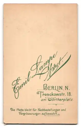 Fotografie Emil Lampe, Berlin-N, Portrait Herr mit Oberlippenbart in Anzug