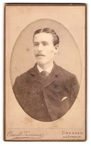 Fotografie Oswald Zimmer, Dresden, Portrait Herr mit Oberlippenbart in Anzug