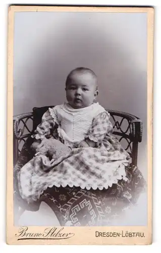 Fotografie Bruno Stelzer, Dresden-Löbtau, Portrait Säugling in Kleid