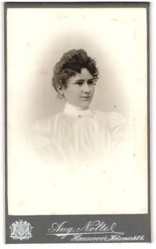 Fotografie Aug. Mehle, Hannover, Portrait junge Frau mit Hochsteckfrisur