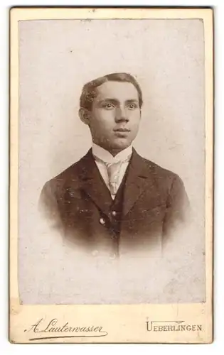 Fotografie A. Lauterwasser, Ueberlingen, Portrait halbwüchsiger Knabe in Anzug mit Krawatte