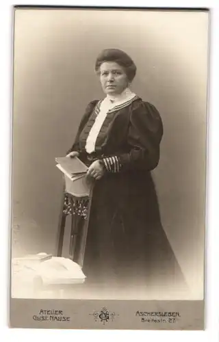Fotografie Gustav Nause, Aschersleben, Portrait Dame mit zusammengebundenem Haar
