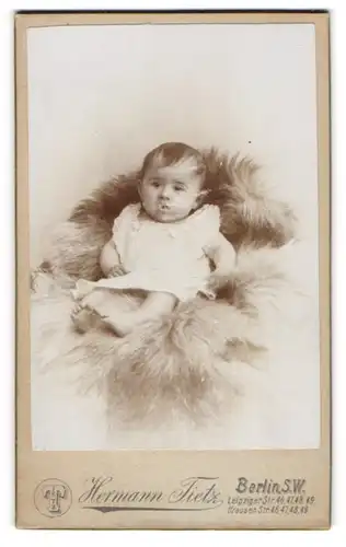 Fotografie Hermann Tietz, Berlin-SW, Portrait Säugling in Leibchen