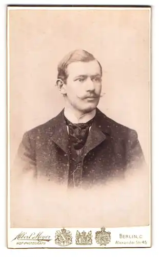 Fotografie Albert Meyer, Berlin, Portrait Herr mit Oberlippenbart in Anzug