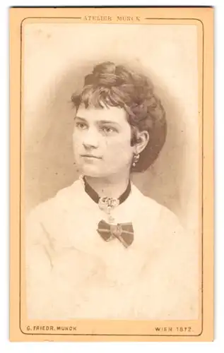 Fotografie G. Friedr. Munok, Wien, Portrait junge Dame mit Haarnetz und Halsband