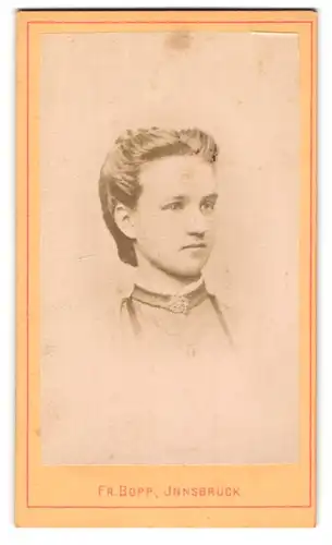 Fotografie Fr. Bopp, Innsbruck, Portrait Fräulein mit zusammengebundenem Haar
