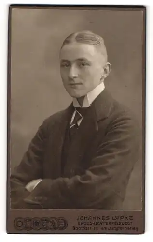 Fotografie Johannes Lüpke, Gross-Lichterfelde, Portrait junger Herr in Anzug mit Krawatte