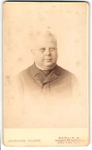 Fotografie Johannes Hülsen, Berlin-W, Portrait betagter Herr in Anzug