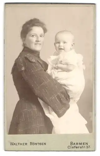 Fotografie Walther Röntgen, Barmen, Portrait Mutter mit Säugling