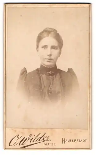 Fotografie O. Wilde, Halberstadt, Portrait Dame mit zusammengebundenem Haar