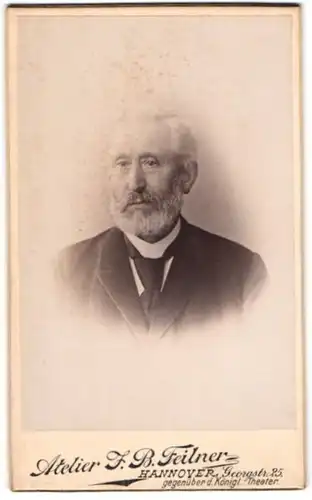 Fotografie F. B. Feilner, Hannover, Portrait betagter Herr mit Bart