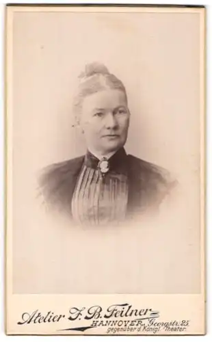 Fotografie F. B. Feilner, Hannover, Portrait Dame mit zusammengebundenem Haar