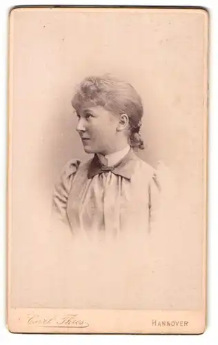 Fotografie Carl Thies, Hannover, Portrait Fräulein mit zusammengebundenem Haar