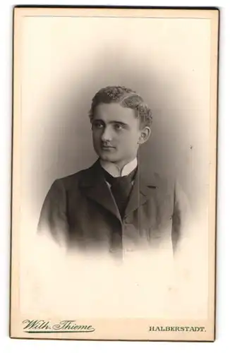 Fotografie Wilh. Thieme, Halberstadt, Portrait junger Mann in Anzug mit Krawatte
