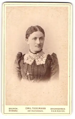 Fotografie Emil Tiedemann, Bremen, Portrait junge Frau mit zusammengebundenem Haar