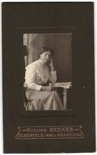 Fotografie Atelier Breker, Elberfeld, Portrait junge Dame mit Zeitschrift