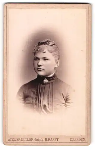 Fotografie H. Ranft, Dresden, Portrait junge Dame mit hochgestecktem Haar