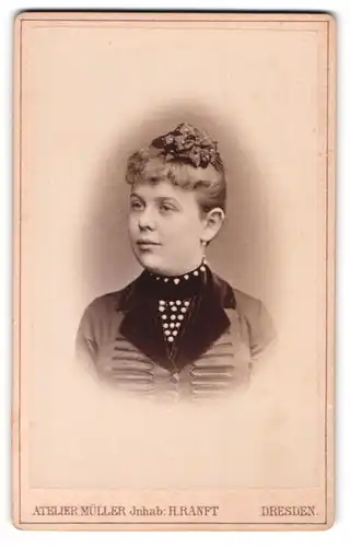Fotografie H. Ranft, Dresden, Portrait junge Dame im modischen Kleid