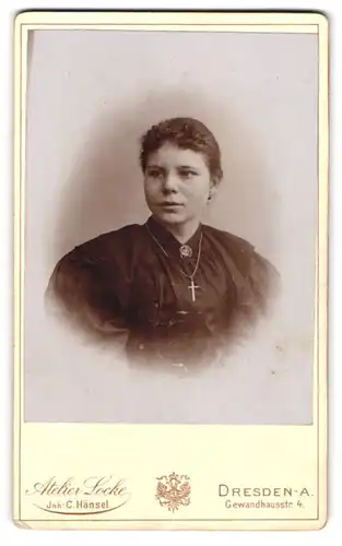 Fotografie C. Hänsel, Dresden-A, Portrait junge Dame im eleganten Kleid mit Kreuzkette