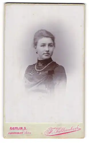 Fotografie F. Schloenbach, Berlin-S, Portrait elegante Dame mit Kragenbrosche und Perlenkette