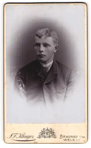 Fotografie J. F. Klinger, Braunau a / Inn, Portrait junger Mann im Anzug mit Krawatte