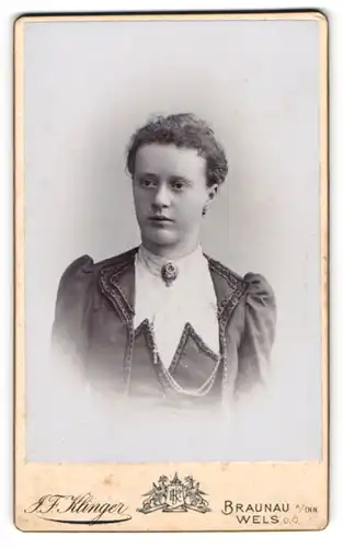 Fotografie J. F. Klinger, Braunau a / Inn, Portrait modisch gekleidete Dame mit Kragenbrosche