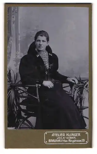Fotografie G. Gober, Braunau a / Inn, Portrait elegant gekleidete Dame am Tisch sitzend