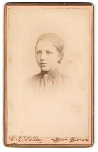 Fotografie C. F. Cordes, Haarlem, Portrait junge Dame mit Kragenbrosche