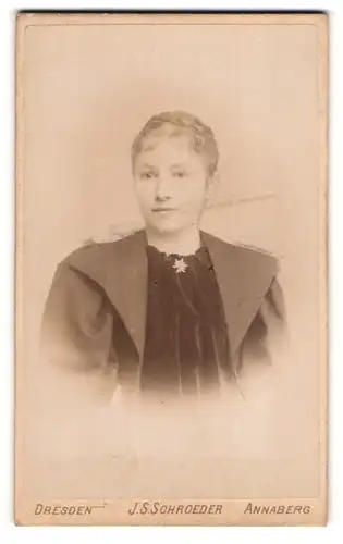 Fotografie J. S. Schroeder, Dresden, Portrait modisch gekleidete Dame mit Flechtfrisur