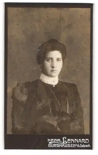 Fotografie Heinr. Lennard, Burghausen a / d. Salzach, Portrait junge Dame in zeitgenössischer Kleidung