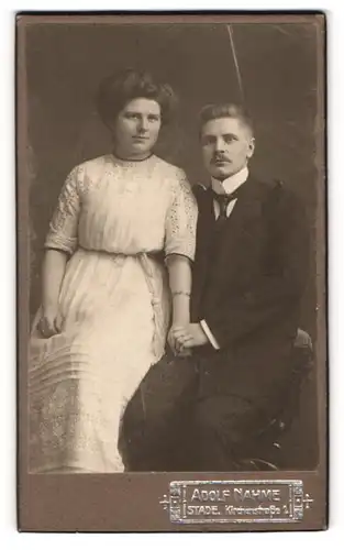 Fotografie Adolf Nahme, Stade, Portrait bürgerliches Paar in zeitgenössischer Kleidung