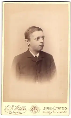 Fotografie G. B. Gäbler, Leipzig-Eutritzsch, Portrait junger Mann in zeitgenössischer Kleidung