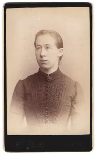 Fotografie H. Walter, Leipzig, Portrait hübsch gekleidete Dame mit Kragenbrosche