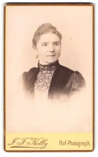 Fotografie J. F. Kolby, Zwickau i / S., Portrait bürgerliche Dame mit hochgestecktem Haar
