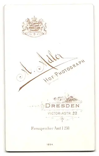 Fotografie A. Adler, Dresden, Portrait junge Dame im eleganten Kleid mit Spitzenkragen
