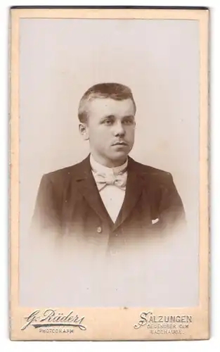 Fotografie G. Räder, Salzungen, Portrait junger Mann im Anzug mit Fliege