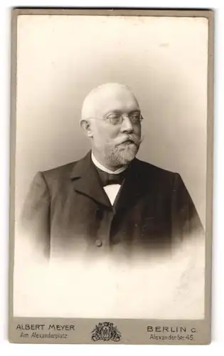 Fotografie Albert Meyer, Berlin-C, Portrait älterer Herr im eleganten Anzug mit Brille und Bart
