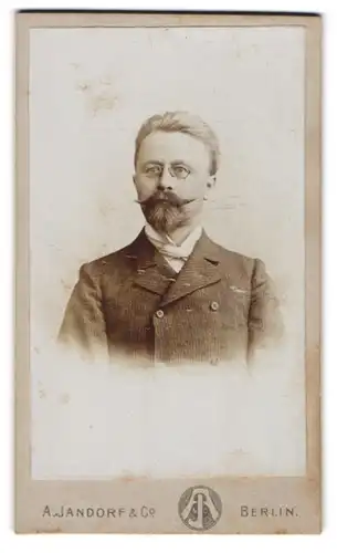 Fotografie A. Jandorf & Co., Berlin, Portrait modisch gekleideter Herr mit Zwicker und Bart