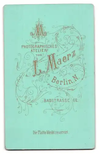 Fotografie L. Maerz, Berlin-N, Portrait stattlicher Herr mit Fliege und Schnurrbart