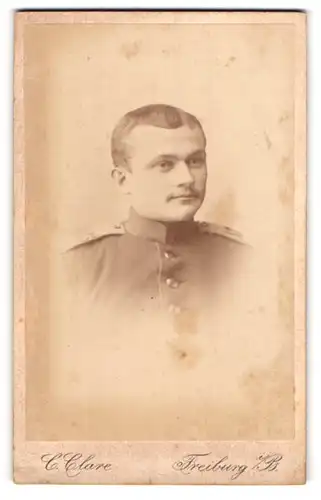 Fotografie C. Clare, Freiburg i. B., Soldat im Portrait