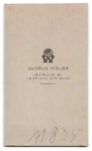 Fotografie Atelier Globus, Berlin W., junger Mann mit Anzug im Portrait