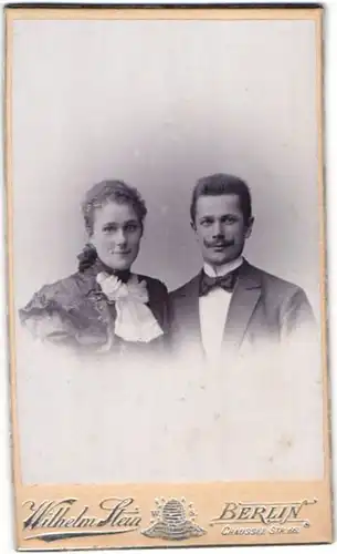 Fotografie Wilhelm Stein, Berlin, Mann mit seiner Frau im Foto-Atelier