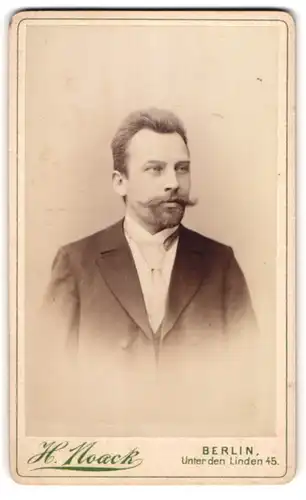 Fotografie H. Noack, Berlin, Edelmann mit Bart und Krawatte im Portrait