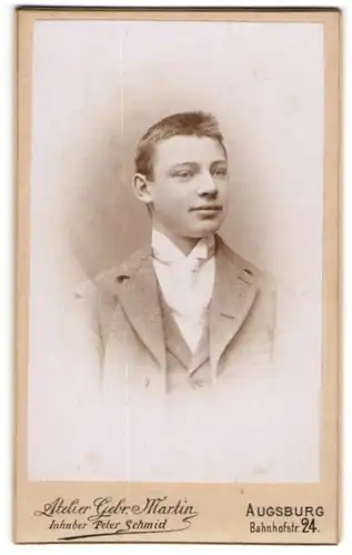 Fotografie Gebr. Martin, Augsburg, junger Mann mit Anzug & Krawatte