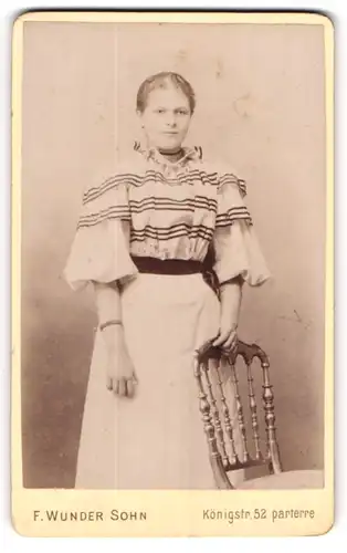 Fotografie F. Wunder Sohn, Hannover, junge Frau mit Kleid & Armreif