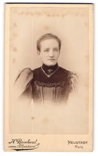 Fotografie H. Reinhard, Neustadt / Pfalz, junge Frau in feinem Kleid mit Halsschmuck im Portrait