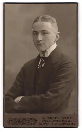 Fotografie Johannes Lüpke, Gross-Lichterfelde, Junger Mann mit Anzug, Krawatte und Mittelscheitel