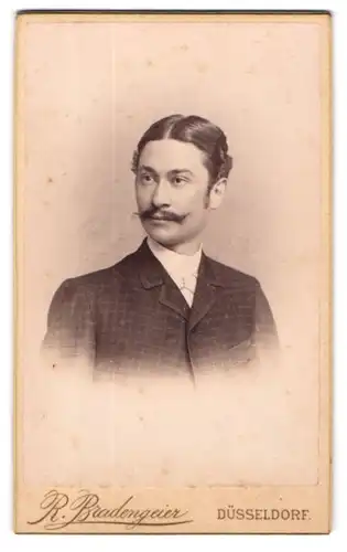 Fotografie R. Bradengeier, Düsseldorf, Mann mit Schnauzer & Jacket im Portrait