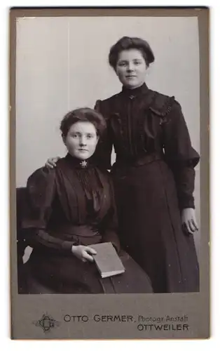 Fotografie Otto Germer, Ottweiler, junge Frauen mit Kleid & Buch im Portrait